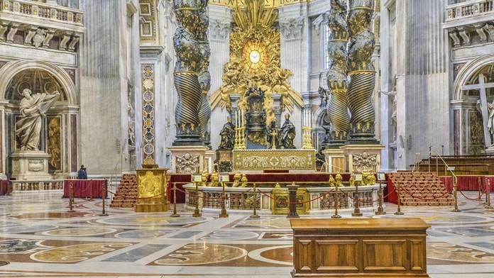 VIDEO: Svätú stolicu pobúrilo znesvätenia Baziliky s. Petra. Muž močil na oltár, pri ktorom pápež slávi omšu