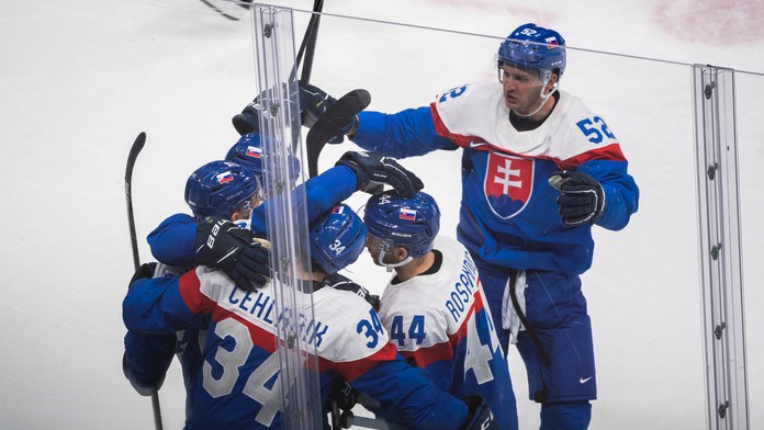 Hráči Slovenska oslavujú druhý gól v dueli s Lotyšskom na ZOH 2022.
