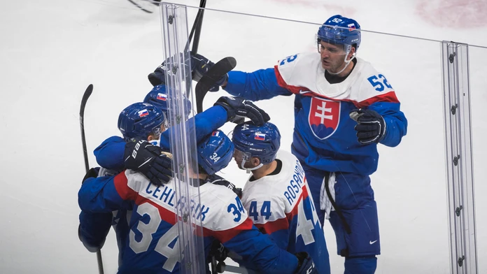 Hráči Slovenska oslavujú druhý gól v dueli s Lotyšskom na ZOH 2022.