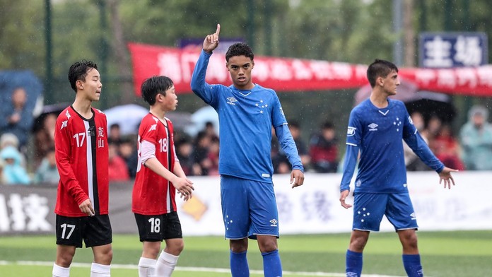 Fanúšikovia veria, že bude čarovať ako jeho otec. Ronaldinhov syn presvedčil Barcelonu