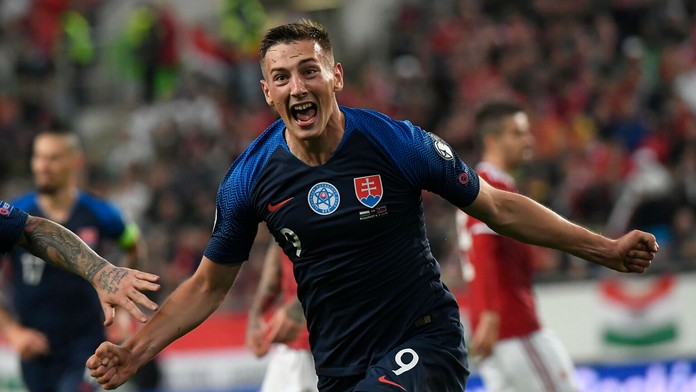 Walesan Gareth Bale oslavuje gól v kvalifikácii ME 2020 proti Azerbajdžanu.