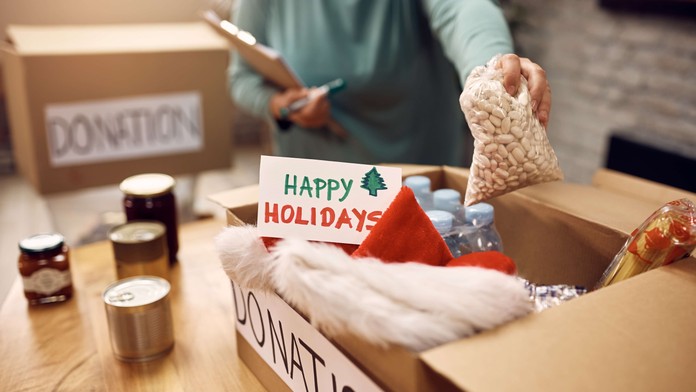 Ľudia na Slovensku sa počas Vianoc zapájajú najmä do finančných a hmotných zbierok