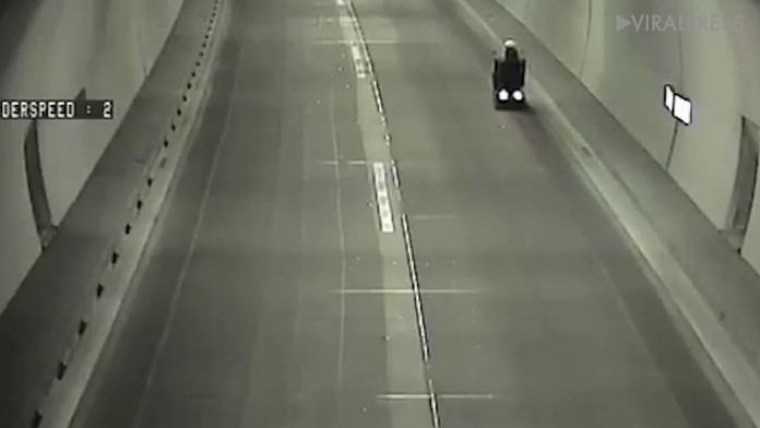 Dôchodca na vozíku v tuneli