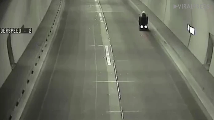 Dôchodca na vozíku v tuneli