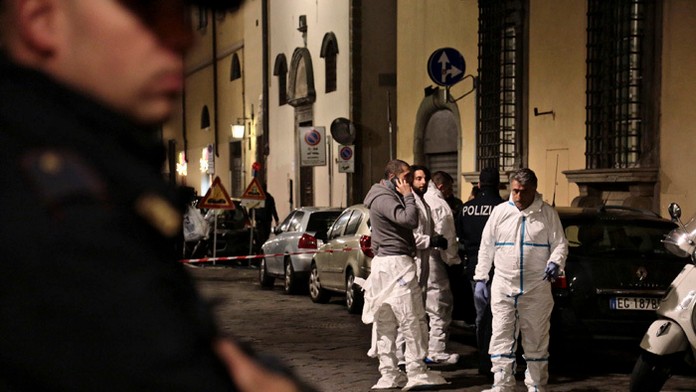 Forenzní technici stoja pred domom, kde našli telo 35-ročnej Američanky Ashley Olsenovej vo Florencii.