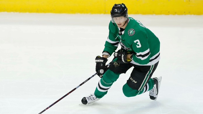 Mathew Barzal oslavuje so spoluhráčmi z NY Islanders v dueli proti Ottawe.