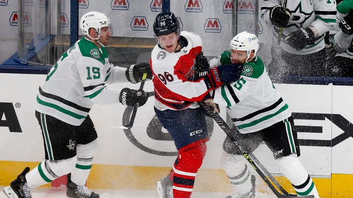 Snímka zo zápasu Dallas - Columbus, na ktorej je slovenský obranca Andrej Sekera 