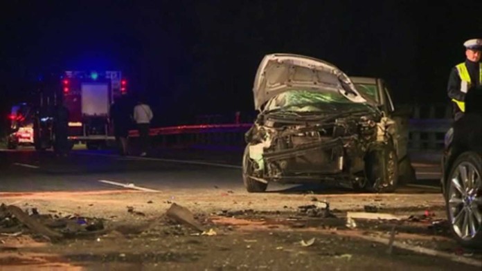 Jedno zo zdemolovaných áut po hramdnej dopravnej nehode v Poľsku.