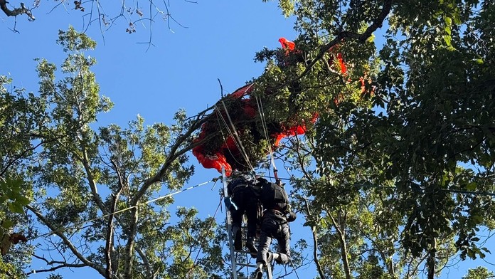 Tandemový zoskok sa skončil tragédiou. Inštruktor sa oddelil od klienta a zomrel po páde do lesa