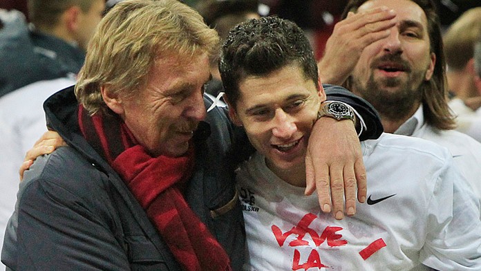 Robert Lewandowski (vpravo) a prezident Poľského futbalového zväzu Zbigniew Boniek.