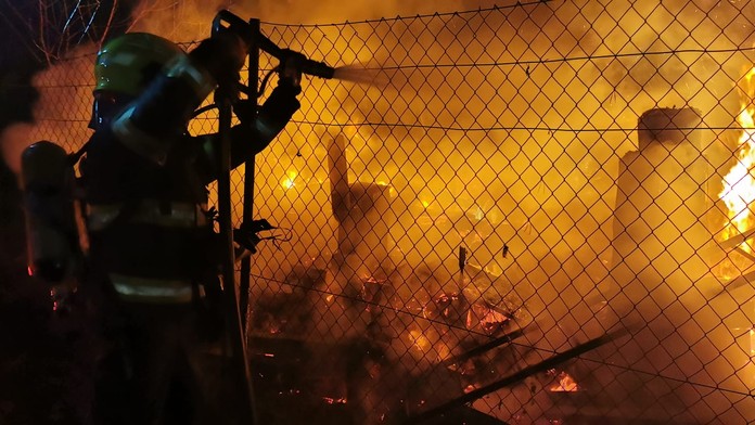 Pri požiari chatky v Košiciach zahynula jedna osoba