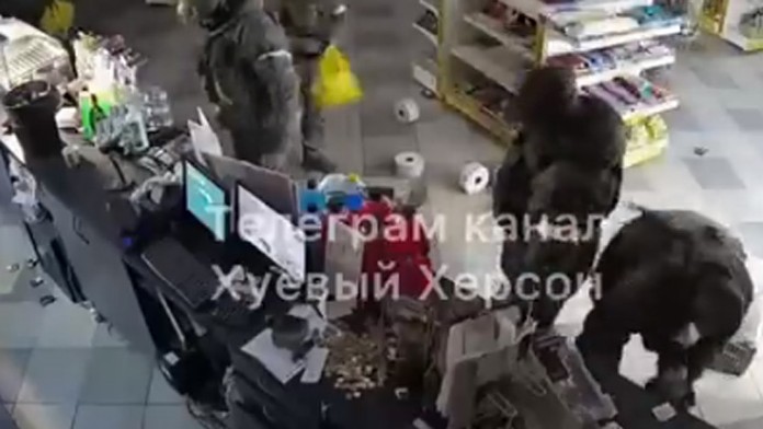 Ruskí vojaci vyrabovali čerpaciu stanicu.