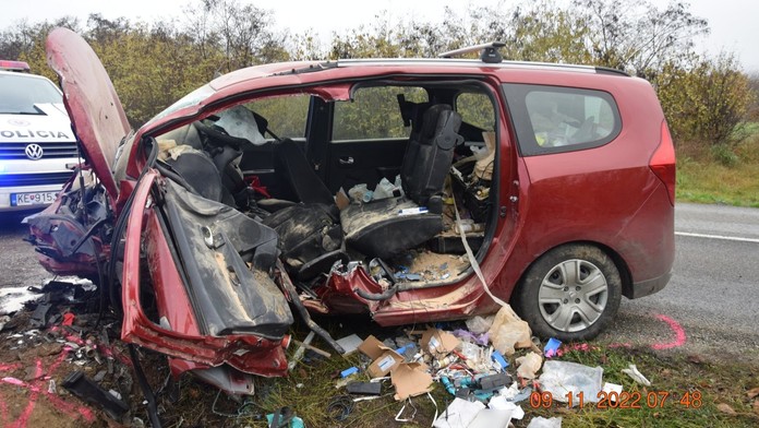 Mladík (18) nezvládol zákrutu a v rýchlosti narazil do stĺpa. Z jeho auta zostal iba vrak