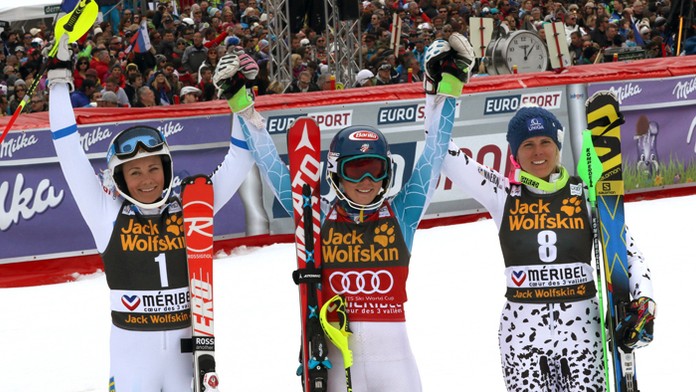 Bronzová Veronika Velez-Zuzulová po finále slalomu SP, v strede víťazka Mikaela Shiffrinová (USA), Frida Hansdotterová (Švédsko)