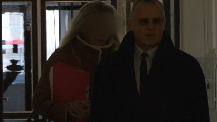 Policajtka, ktorá mala uškodiť obeti znásilnenia, opäť na súde. Prípad sa zamotáva