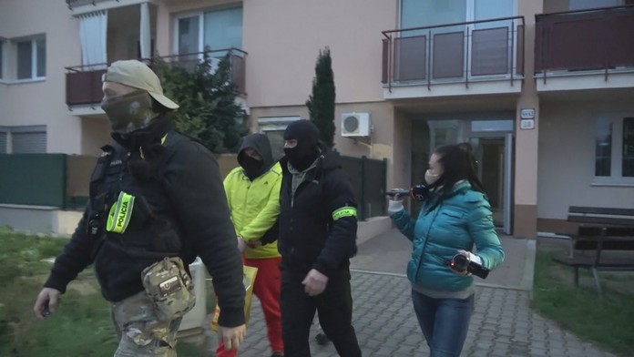 Chlapec sa hlavou zakliesnil v mačacom strome.