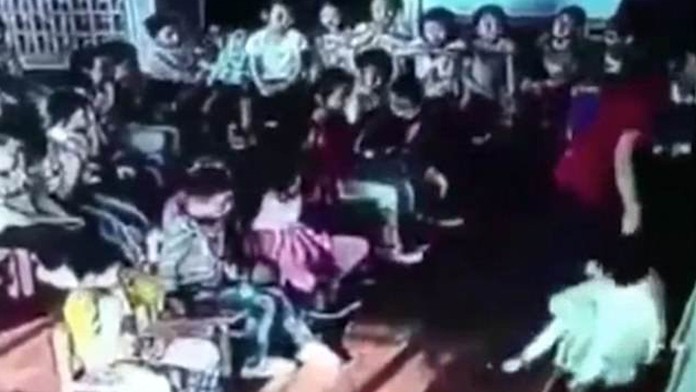 Dievčatku spôsobila na hlave hlbokú ranu. 