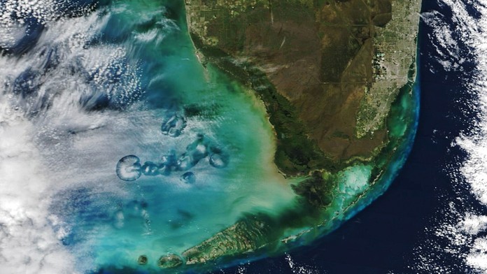 Ako obrovský nápis na nebi. NASA ukázala fotku nezvyčajných oblakov nad Mexickým zálivom