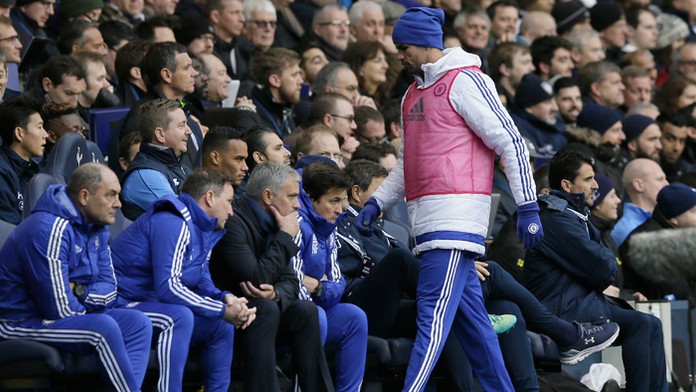 Hráč Chelsea Diego Costa v tréningovej veste sa vracia na lavičku.