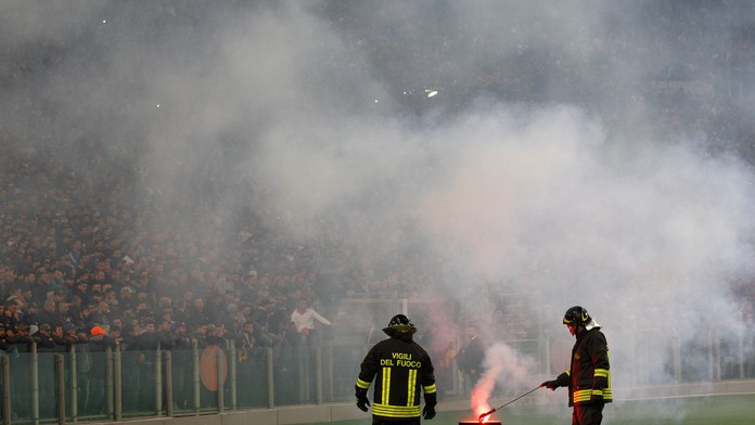 Hasiči odstraňujú z ihriska dymovnice pred začiatkom finálového zápasu o Taliansky pohár Fiorentina - SSC Neapol  na Olympijskom