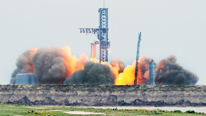 SpaceX vykonala úspešnú skúšku motorov vesmírnej rakety Starship.