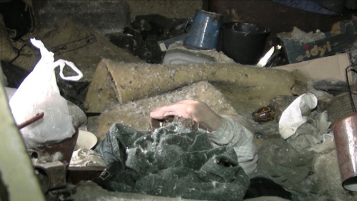 Zúfalý dedko, ktorý žije v špine.