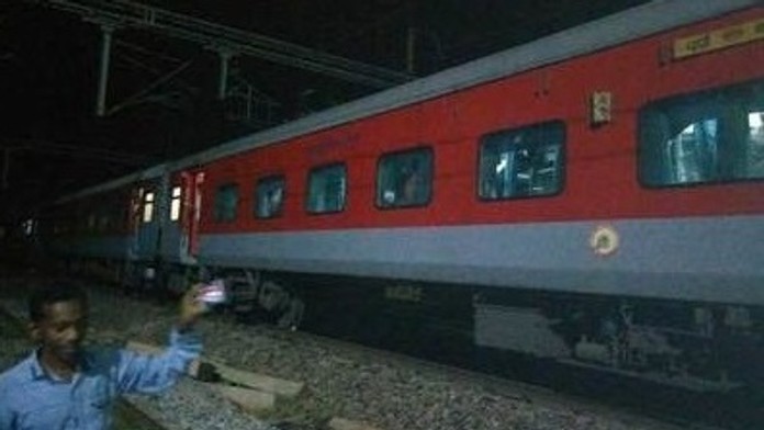 Vlak bez rušňa v Indii