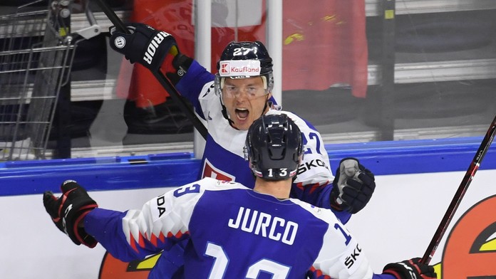 Tomáš Jurčo oslavuje vyrovnávajúci gól so strelcom Ladislavom Nagyom.