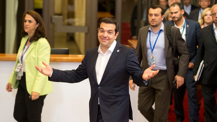 Grécky premiér Alexis Tsipras (uprostred) odchádza po skončení mimoriadneho summitu eurozóny v Bruseli.