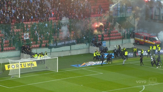 Futbaloví chuligani vtrhli na hraciu plochu.