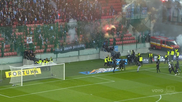 Futbaloví chuligani vtrhli na hraciu plochu.