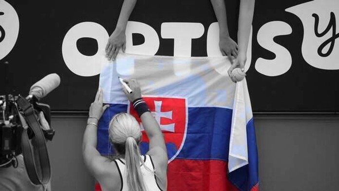 Dominka Cibulková podpisuje slovenskú zástavu