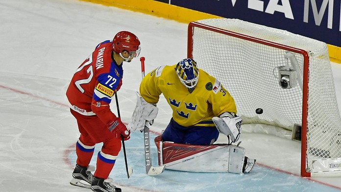 Snajper Ruska Artemi Panarin (vľavo) sa snaží skórovať proti Švédsku na MS 2017, v bránke stojí Viktor Fasth.