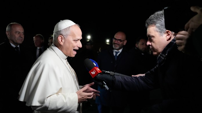 Na snímke pápež Lev XIV. odpovedá na otázky novinárov pri jeho odchode zo svojho letného sídla v Castel Gandolfe a návrate do Vatikánu.