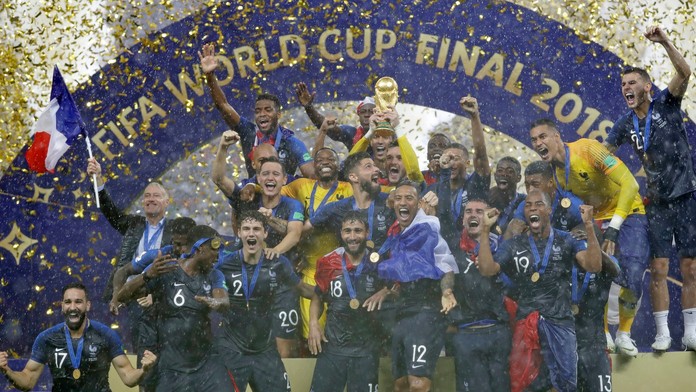 Francúzski hráči pózujú s víťaznou trofejou po víťazstve nad Chorvátskom.