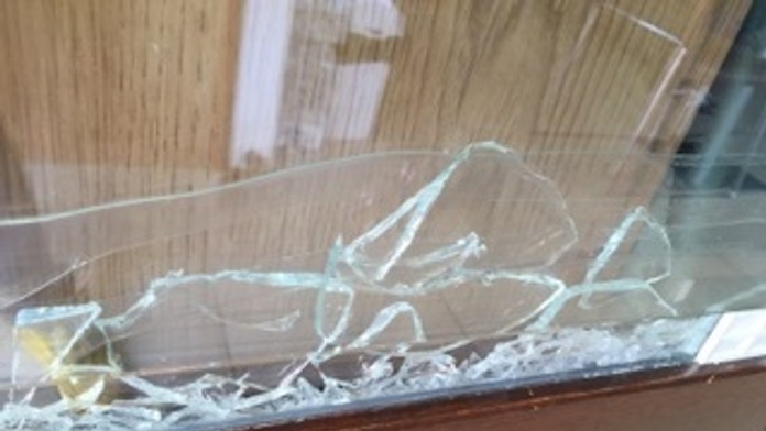 Rozbitý výklenok v reštaurácii v Piešťanoch.