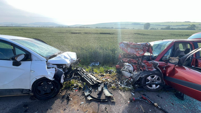 Zničené autá po čelnej zrážke medzi Ostraticami a Žabokrekmi nad Nitrou.