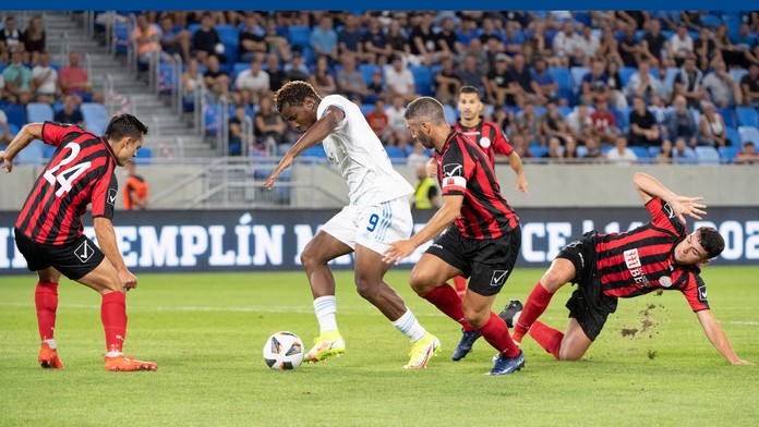Na snímke druhý zľava útočník Ezekiel Henty (Slovan), vľavo John Sergeant a druhý sprava útočník Lee Casciaro (obaja Lincoln).