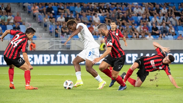Na snímke druhý zľava útočník Ezekiel Henty (Slovan), vľavo John Sergeant a druhý sprava útočník Lee Casciaro (obaja Lincoln).
