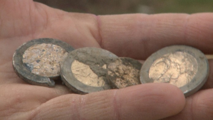 Falošné dvojeurové mince zo štrkoviska vo Veľkom Šariši.