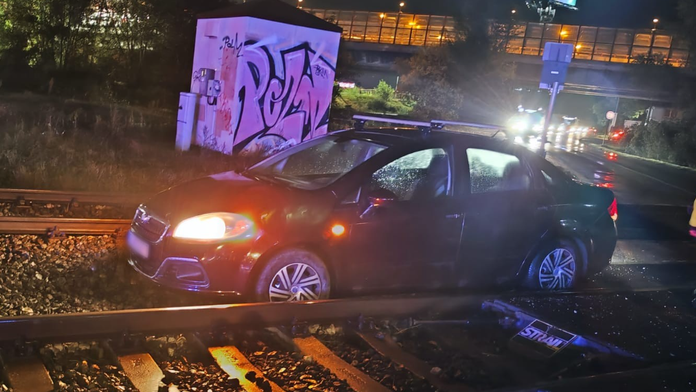 Vodič skončil na koľajisku.