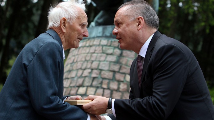 Andrej Kiska odovzdáva ďakovnú medailu priamemu účastníkovi oslobodzovania územia Slovenska Matejovi Valockému.