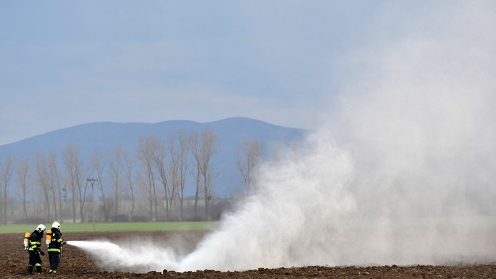 Na snímke hasiči zasahujú pri úniku plynu