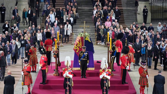 Dojímavý moment! Rakvu 15 minút strážili aj štyri deti zosnulej kráľovnej Alžbety II. vrátane Karola III.