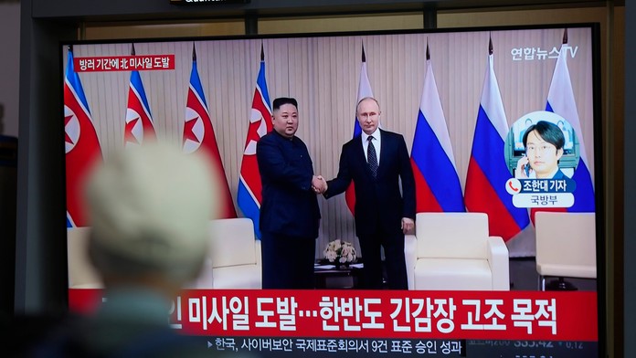 Na snímke Vladimir Putin ako si podáva ruku s Kim Čong-unom.