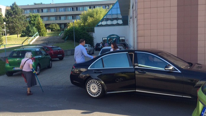 Záchranári odnášajú ženu, ktorá odpadla v hoteli pre príbuzných pasažierov potopenej lode na rieke Jang-c'-ťiang.