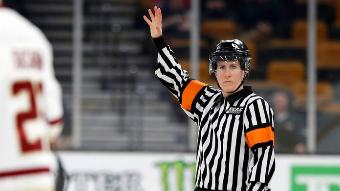  Na snímke hokejová rozhodkyňa Katie Guayová.