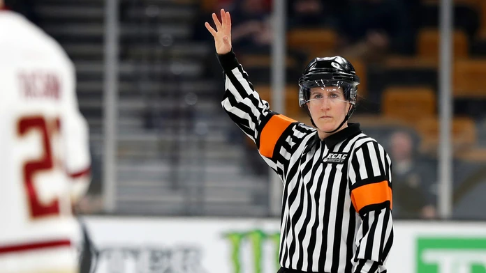  Na snímke hokejová rozhodkyňa Katie Guayová.