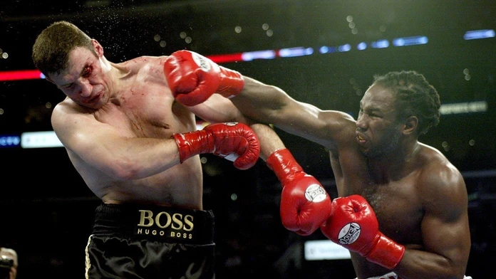 Vitalij Kličko a Lennox Lewis počas titulového zápasu na archívnej fotke z roku 2003.