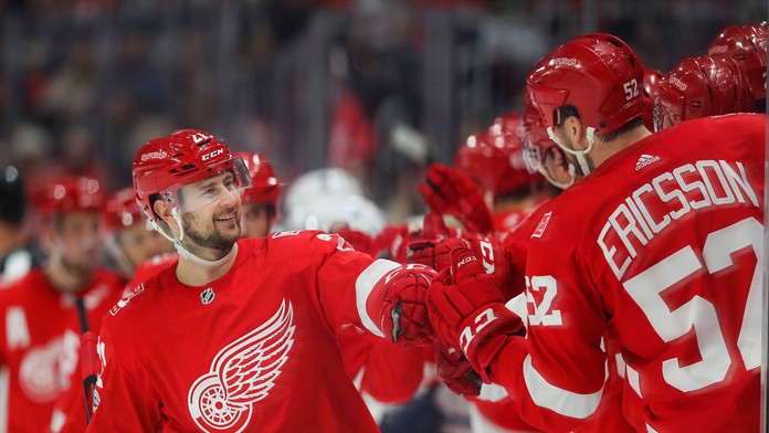 Slovenský hráč Detroitu Red Wings Tomáš Tatar (vľavo).